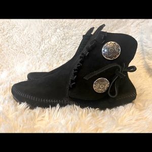Women’s Two Button Hardsole Boot